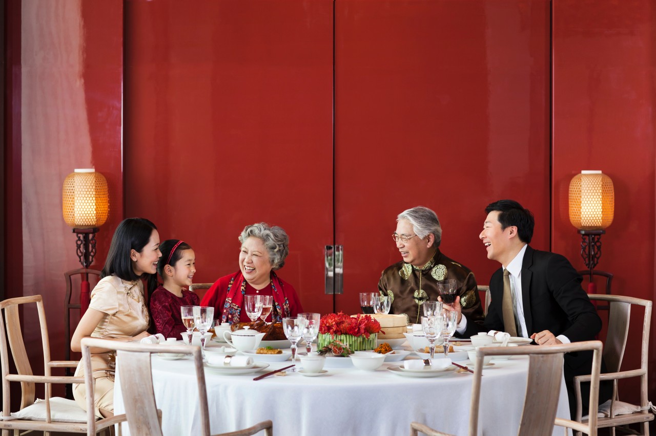 1645151815969635.jpg ASPAC_P001_Three_Generations_Family_at_Dinner.jpg