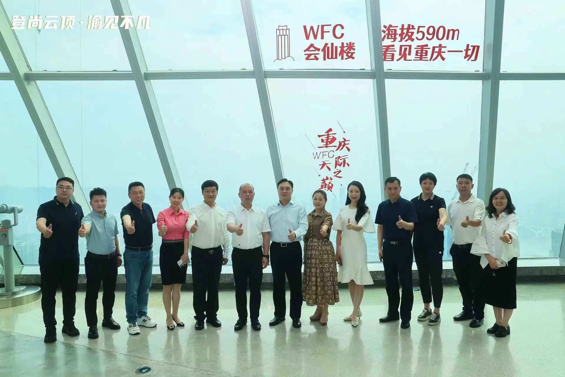 1687328931234652.jpg 在觀景臺(tái)合照.jpg